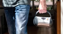Lenco SCD-24TR je průhledný přenosný CD přehrávač