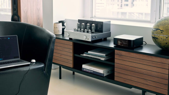 Bluesound NODE ICON with Primaluna Amplifer and DALI Rubikore 6 with Dirac App on laptop and microphone 1920x1080 1504x846x