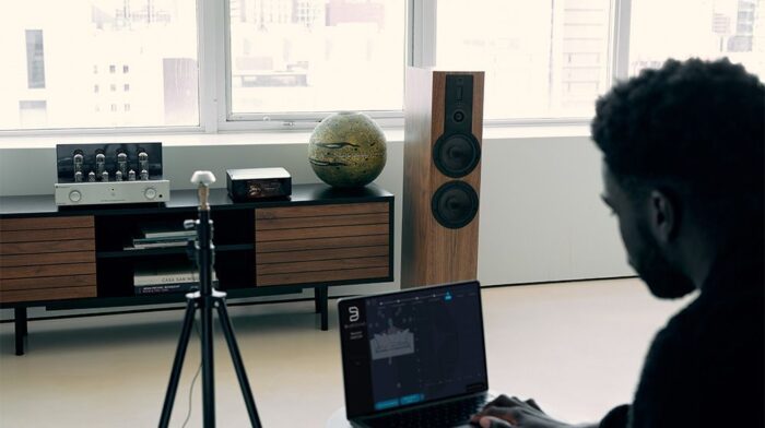 Bluesound NODE ICON with Primaluna Amplifer and DALI Rubikore 6 with Dirac App on laptop and microphone and model 1000x560 1000x560x