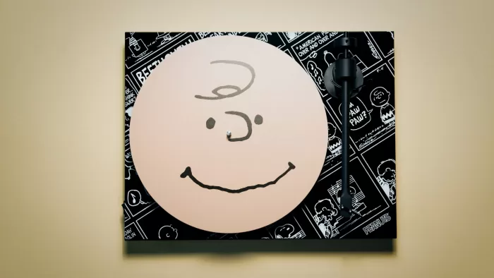 Pro-Ject T1 Peanuts TT Topview Charlie Brown Platter scaledjpg 2560x1440x