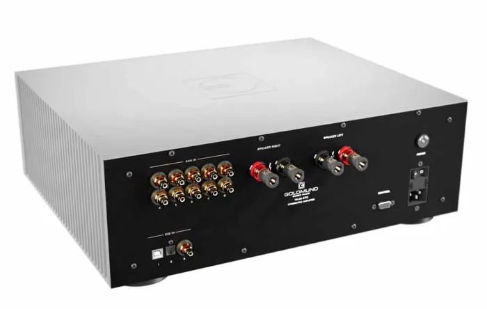 Zadní panel obsahuje standartní sadu konektorů.