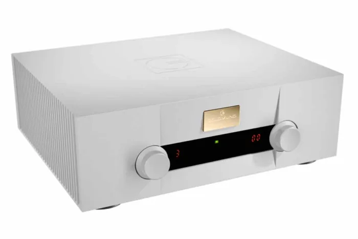 Čelní panel Telosu 670 zdobí ikonická zlatá plaketa