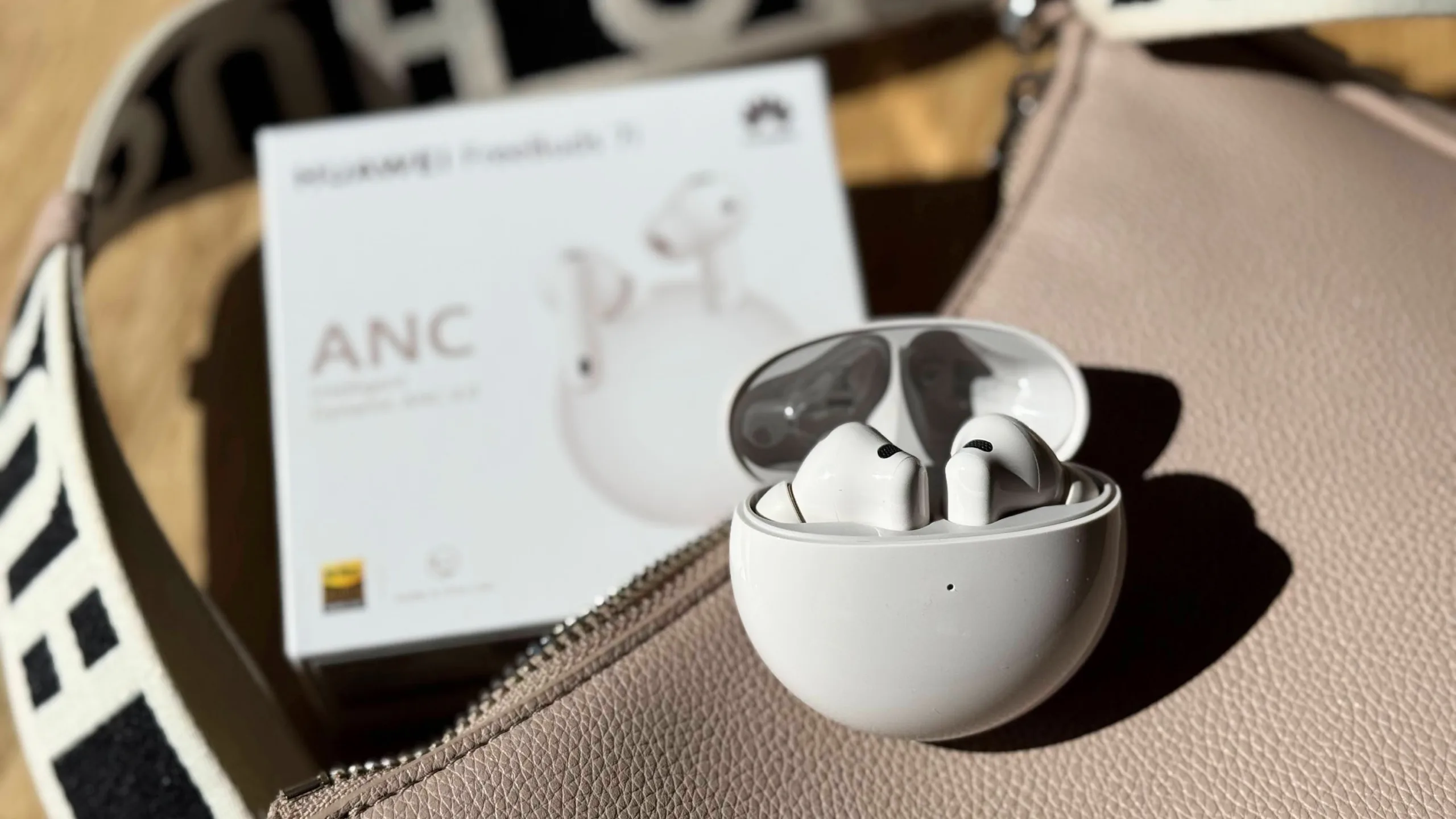 Huawei FreeBuds i7 titulka 3008x1692x
