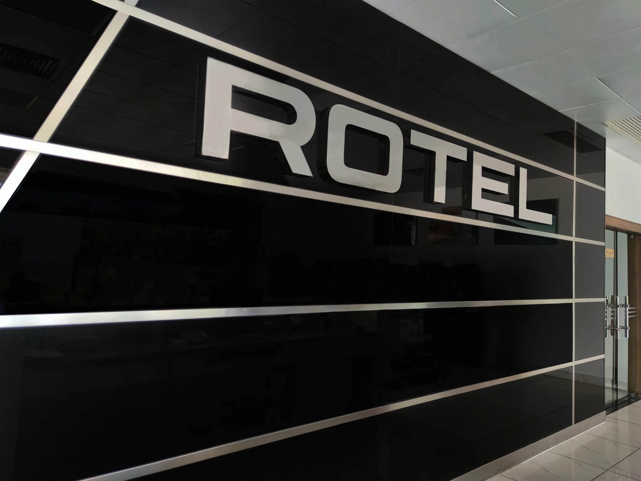 Rotel entrance 2046x1535x