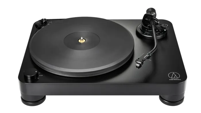 Gramofon působí robustně - váha přes 7 kg potvrzuje solidní konstrukci