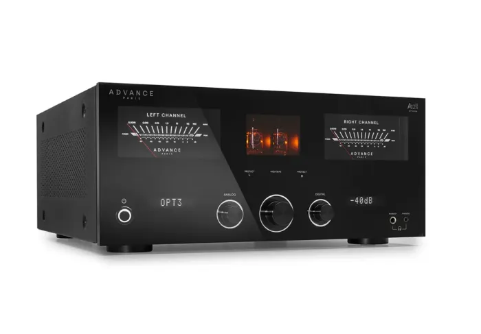 Voltmetry a nasvícené předzesilovací elektronky jsou typickým prvkem zesilovačů Advance Paris