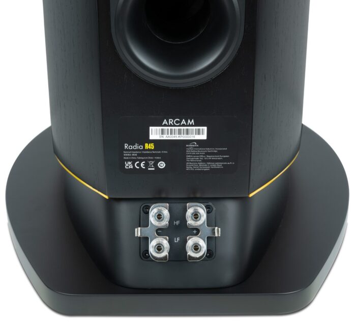 Černý design se žlutou linkou a podtrhuje příslušnost k řadě Radia