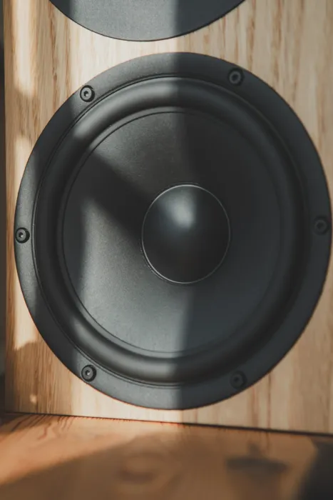Větší woofer a větší ozvučnice přispívají k sebevědomějšímu zvukovému projevu