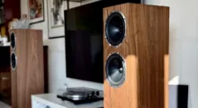 RECENZE: Fyne Audio F502S – velký zvuk, který se nesnaží tvářit menší