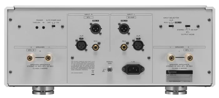 Kromě obvyklých XLR/RCA konektorů disponuje koncový zesilovač i volbou způsobu zapojení