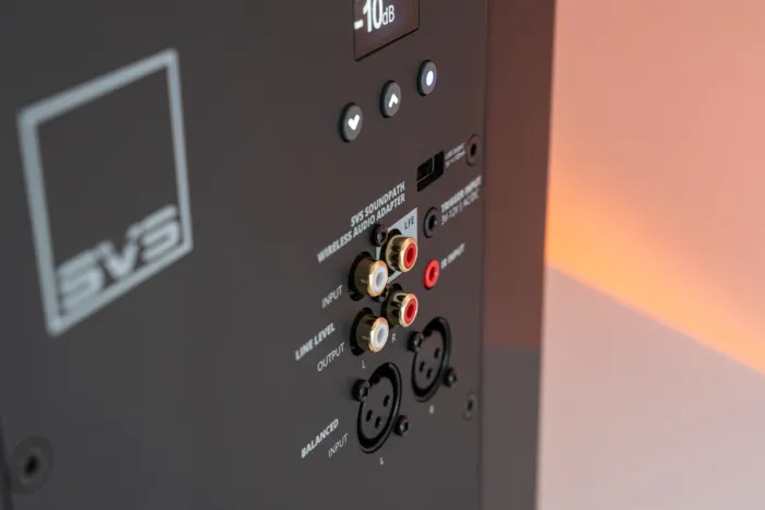 3000_micro_revolution_detail-2-5666x3777x Nastavení subwooferu se neprovádí a zadním panelu, ale v DSP aplikaci