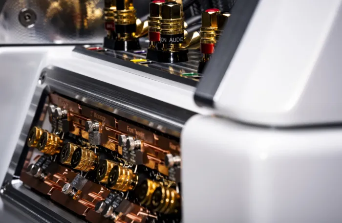 Autobiography si zjevně vyžádají i adekvátní amplifikaci