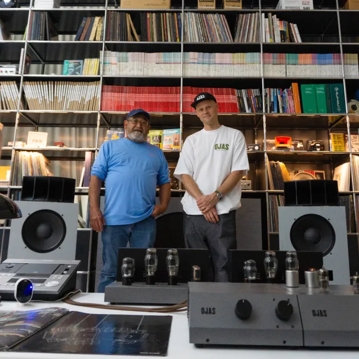 OJAS patří do současné generace audioinženýrů a rád využívá tradiční hornové konstrukce.