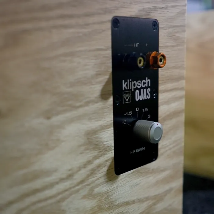 Poměr výšek lze jemně doladit pomocí atenuátoru