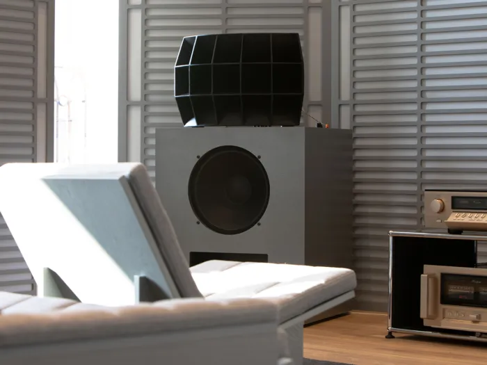 Vzhledu reprosoustav dominují multisegmentové hornové výškové reproduktory