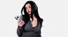 Charli xcx vstupuje do Nothingu. Sluchátka s výdrží 135 hodin dostávají tvář popkulturní rebelie