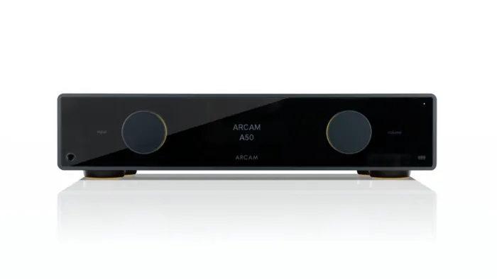Arcam A50 jde v linii řady, rozdíl oproti "bratrům" je však patrný na první pohled.