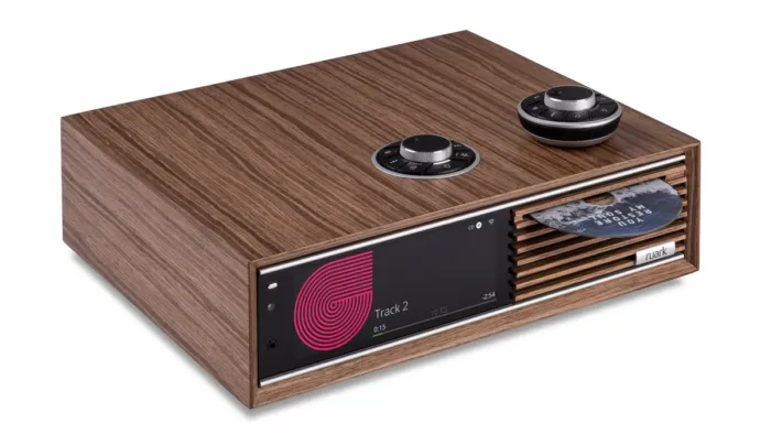 CD mechanika je elegantně skrytá v čelním žebrování