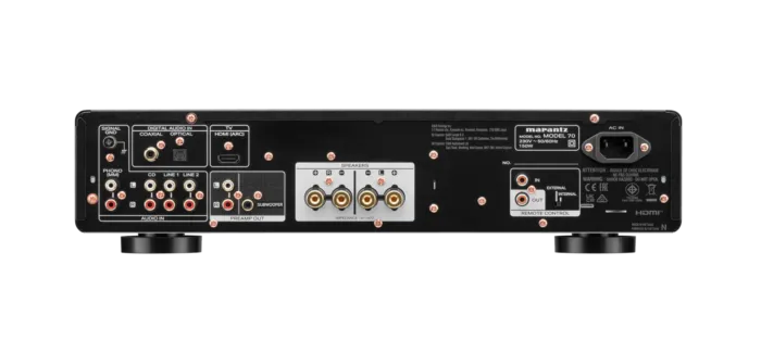 Modelu 70 nechybí nic podstatného - ani eARC HDMI konektor.