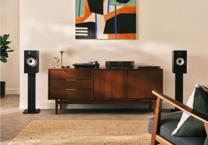 Povedený současný design Marantz si mohou konečně užít i zájemci cenově nejdostupnější hifi. 