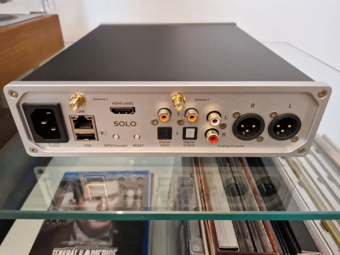 Konstruktér nezapomenul na HDMI. A kvalitě napájení odpovídá i třížilový zemněný konektor