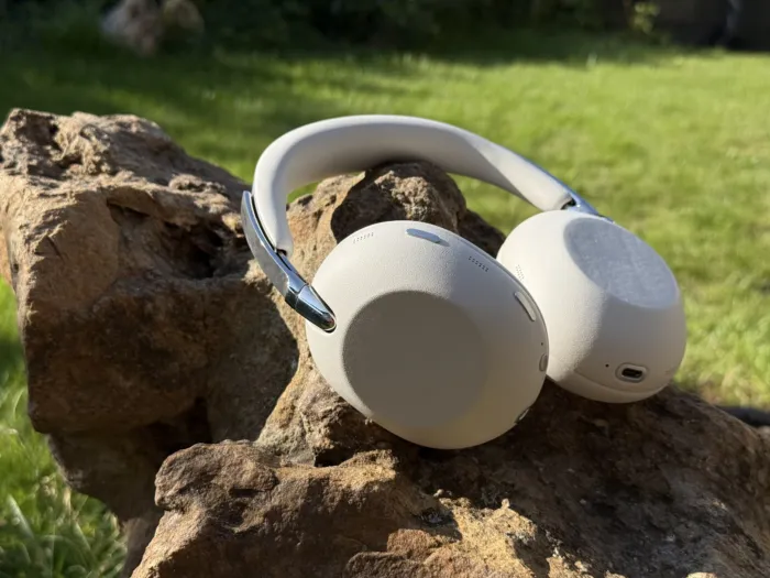 Sony WH 1000X in nature 1625x1219x