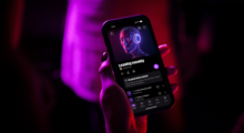 AI hudba zaplavuje streaming. YouTube ji označí, Deezer dovolí skrýt