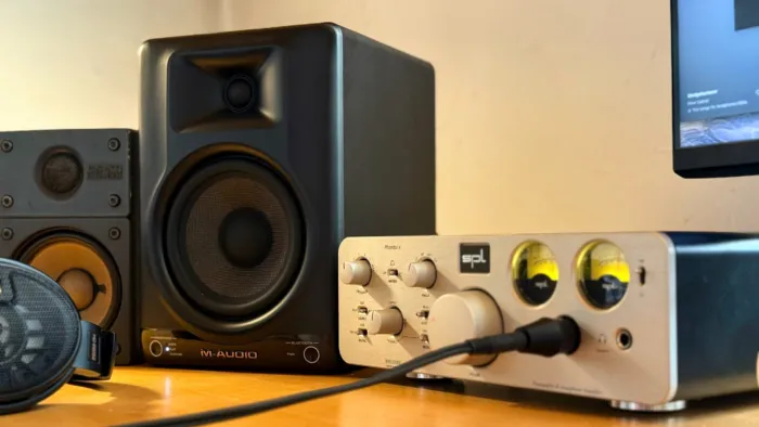 M Audio BX5BT plus SPL 2167x1219x